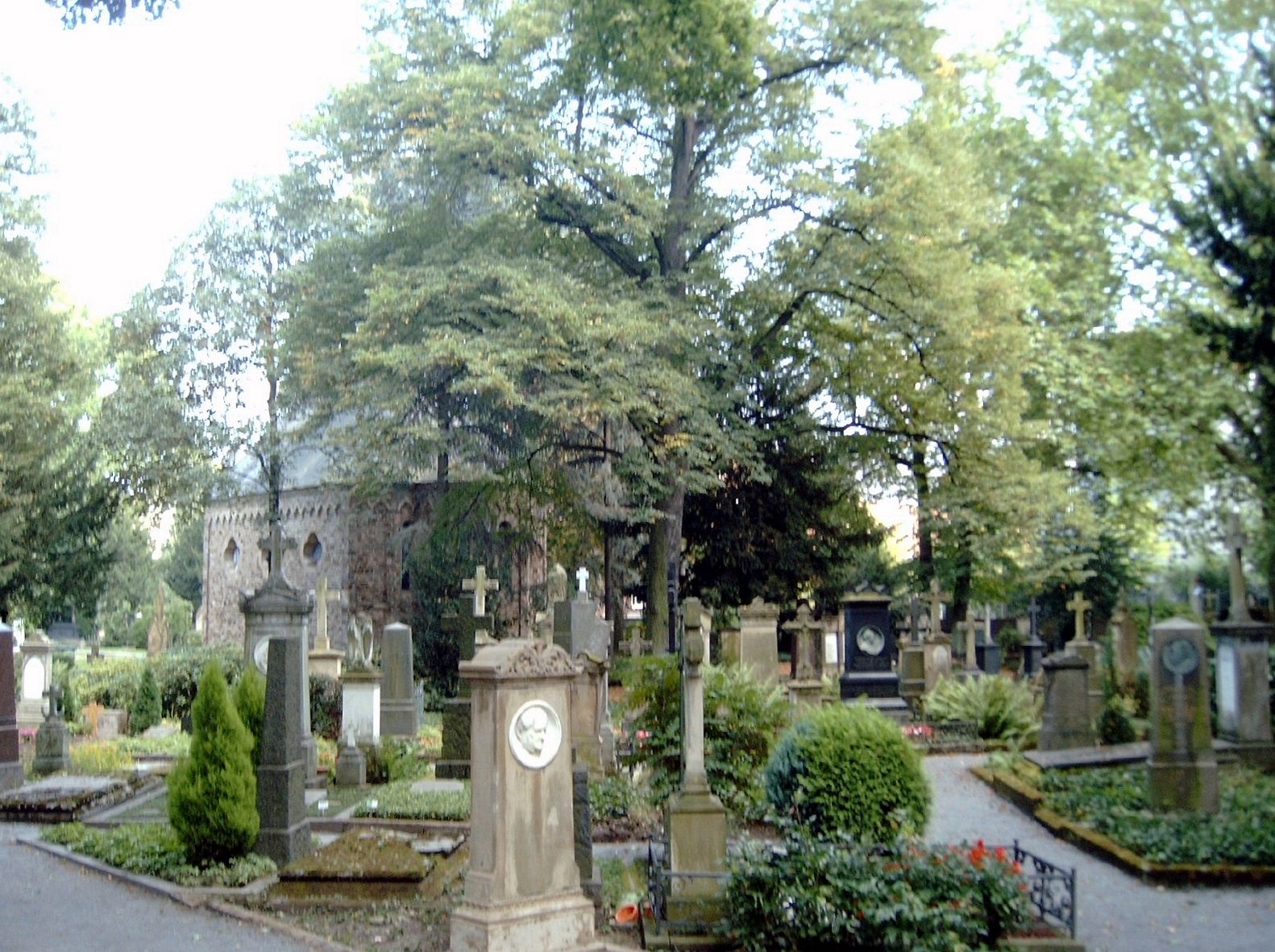Historisches Kreuz und Grabstätten auf dem Alten Friedhof – Alter Friedhof Bonn